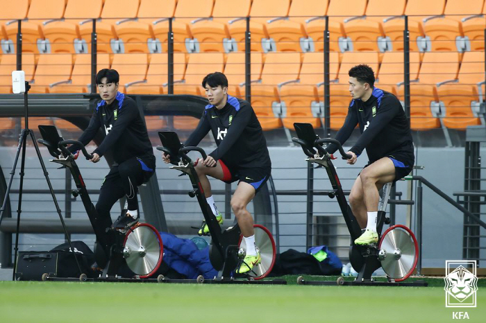 "황인범 박용우 백승호가 없다" 다친 '허리', 첫 완전체 비공개 훈련……