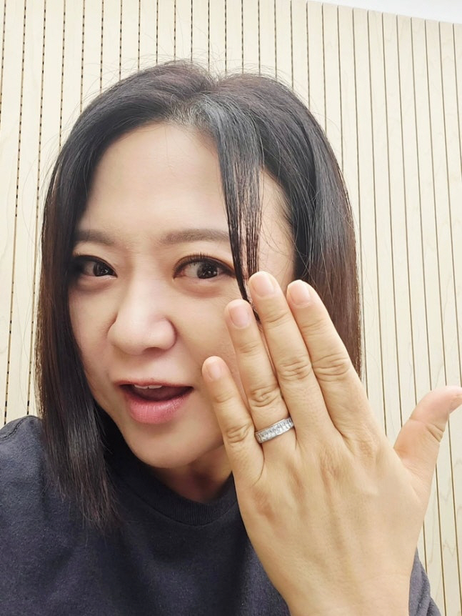 “이정재가 직접 끼워줘” ‘미혼’ 김숙, 왼손 약지에 낀 은반지 정체는?…