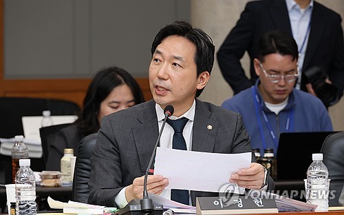 (대전=연합뉴스) 강수환 기자 = 24일 대전 한국전자통신연구원(ETRI)에서 열린 과학기술정보방송통신위원회 국정감사에서 더불어민주당 이정헌 의원이 질의하고 있다. 2025.10.24 swan@yna.co.kr