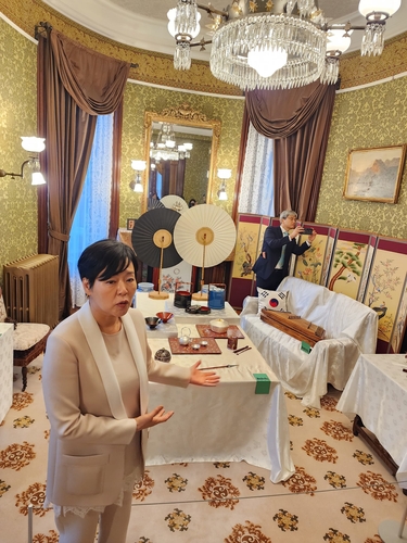 (워싱턴=연합뉴스) 박성민 특파원 = 국가무형유산기능협회는 12일(현지시간) 미국 워싱턴DC의 주미대한제국공사관에서 한국 전통공예 작품 146점을 선보이는 전시회를 개막했다. 전시 총괄감독을 맡은 원보현 WBH랩(Lab) 대표가 전시품을 설명하고 있다. 2025.11.12. min22@yna.co.kr