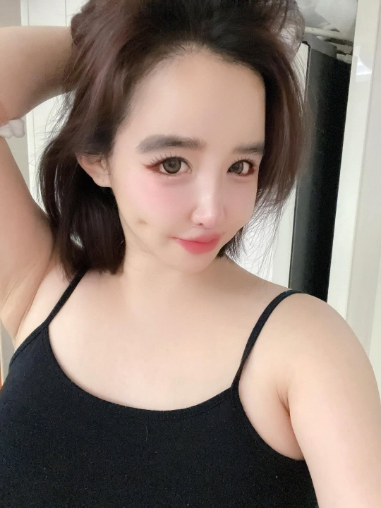 박봄, 정서 불안 반박 후 진한 화장도 지웠다.."갑자기 오늘을 기념하며…