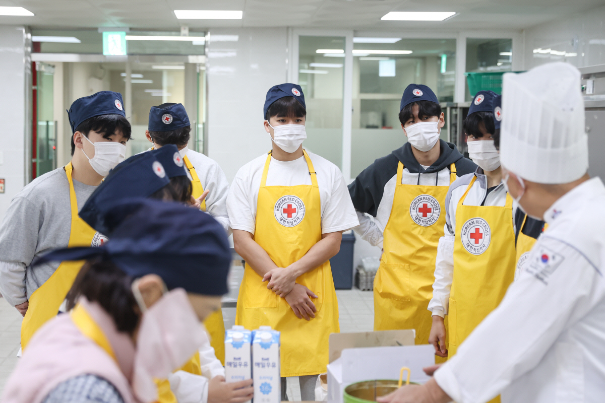 '프로구단의 선한 영향력' 광주FC, 지역사랑 실천 '사랑의 제빵 봉사'…