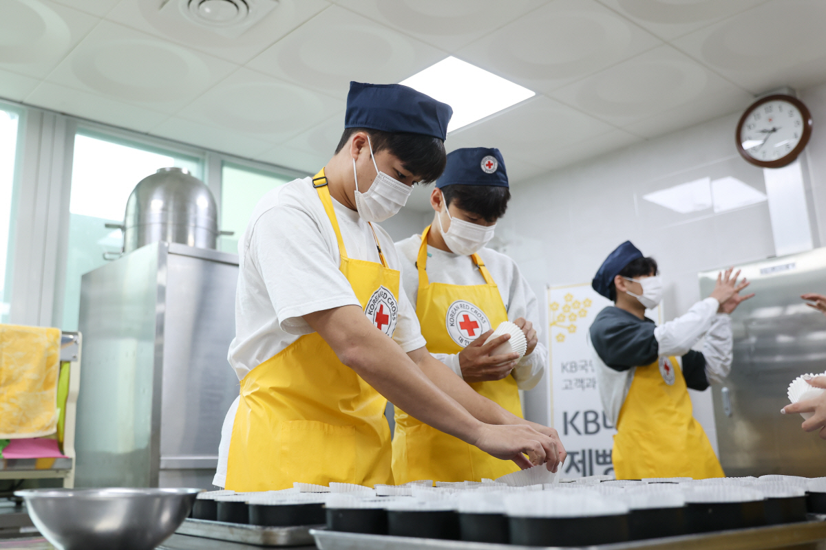 '프로구단의 선한 영향력' 광주FC, 지역사랑 실천 '사랑의 제빵 봉사'…