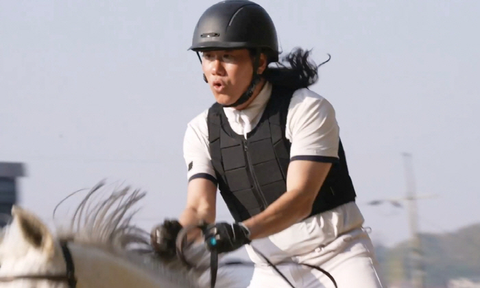 임우일, '한강뷰' 살더니 취미까지 고급..백마 탄 '테리우스' 변신 (…