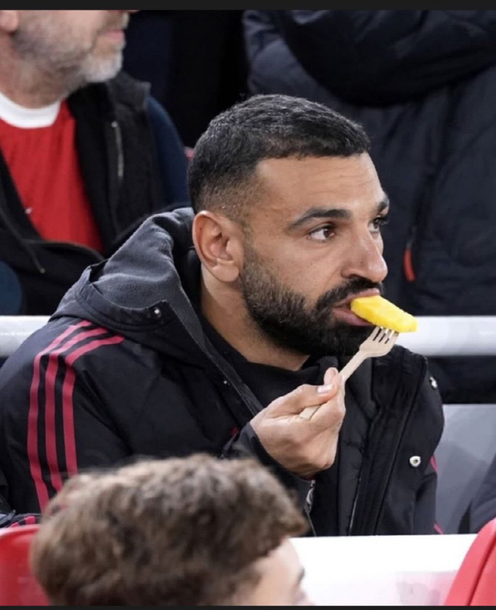 "제발 살라 좀 벤치로 내려!" 리버풀+맨유 레전드들의 소신 발언…"수비…