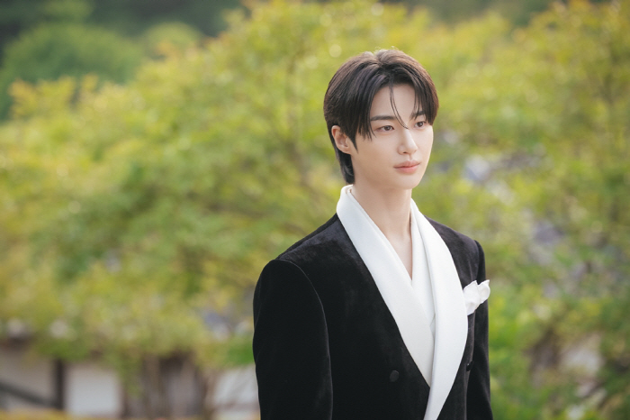 대놓고 '눈호강' 드라마 탄생..아이유♥변우석 '21세기 대군부인' 첫 …