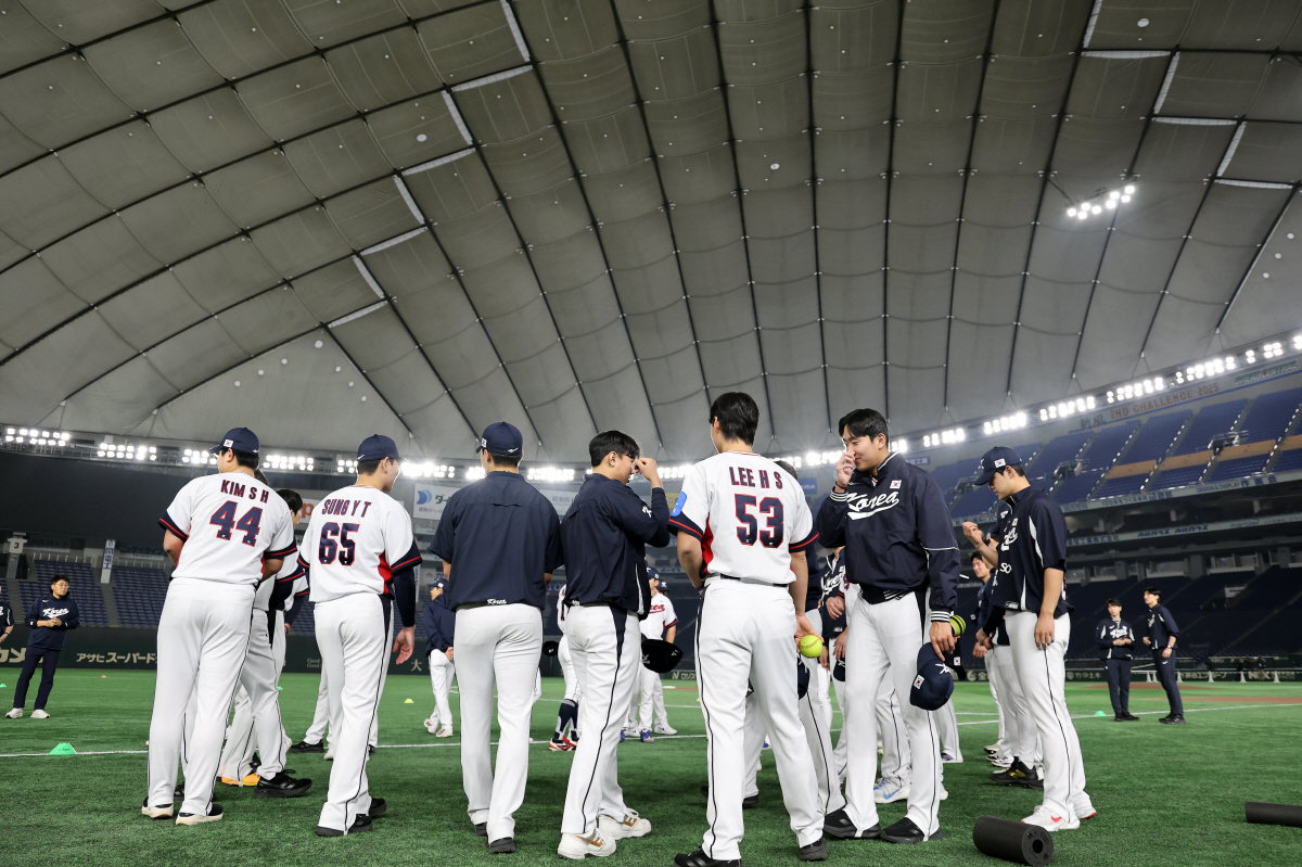 "공이 잘 날아간다" "마운드가 높다" "바운드가 크게 튄다" 첫 입성 …