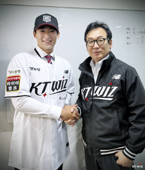 '우린 너만 보고 있었어' 어떻게 1억7000만원으로, 154km 강속구 투수를 데려왔나