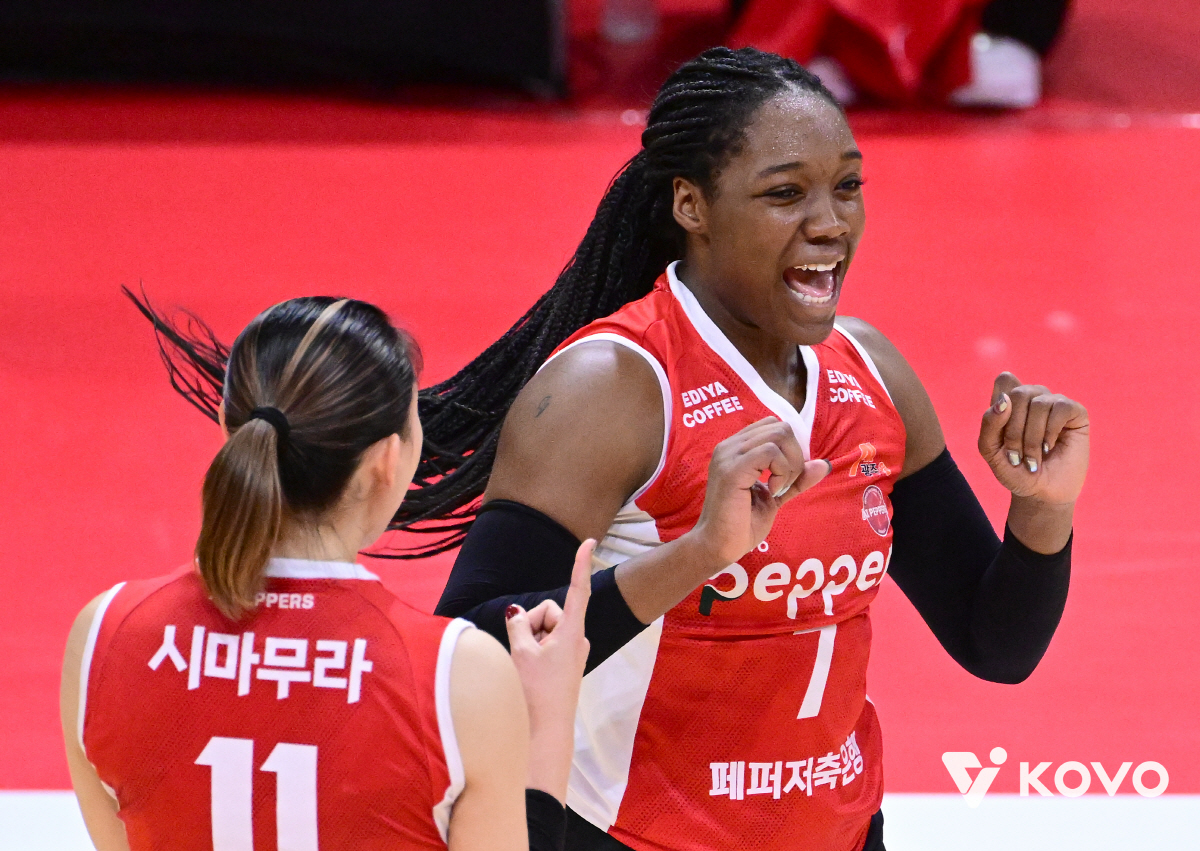 조이-시마무라 쌍포 역시 강력했다! 페퍼저축은행, 흥국생명 잡고 2위 탈…