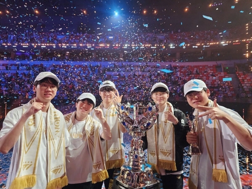 SKT, T1 월즈 3연속 우승 기념 팬 감사 이벤트 진행