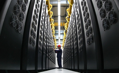 발전 용량 늘리는 중국…"미국과 AI 경쟁서 우위 점할 수도"