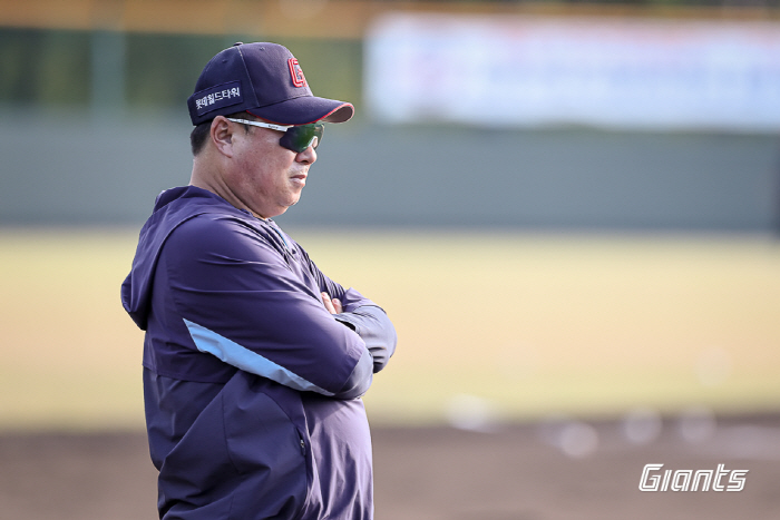 3년 연속 FA 0입 위기? → 김태형 감독의 속은 타들어간다…'미완성 …