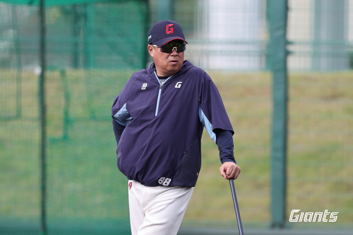 3년 연속 FA 0입 위기? → 김태형 감독의 속은 타들어간다…'미완성 …