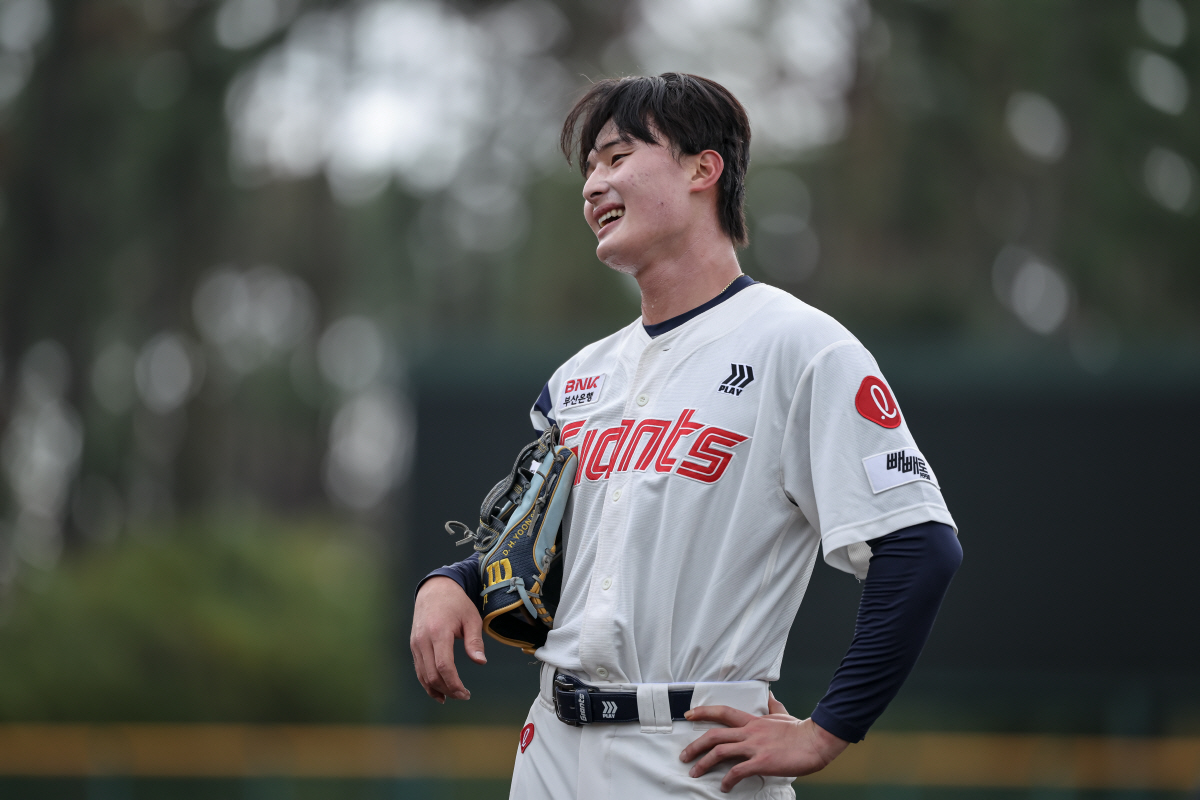 3년 연속 FA 0입 위기? → 김태형 감독의 속은 타들어간다…'미완성 …