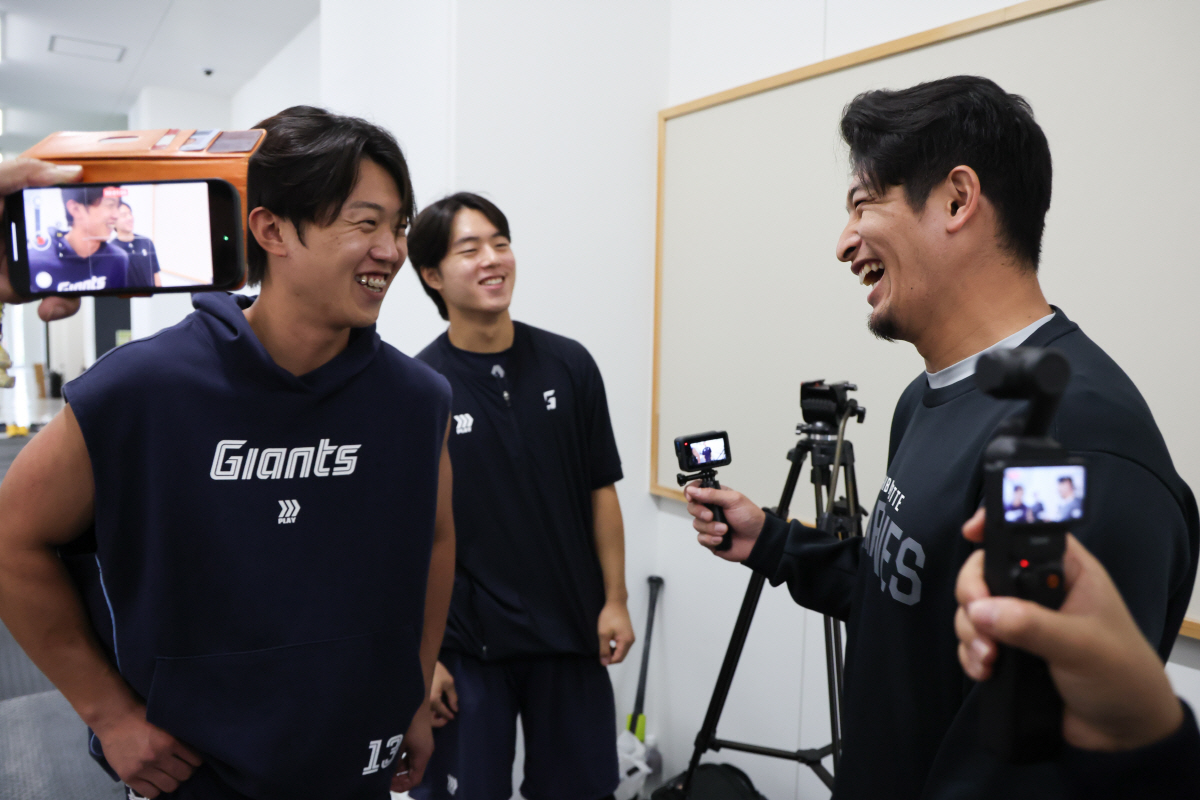 '日롯데에도 99즈 있다' 땀흘리는 전민재에게 물었다 "FA 영입 이야기…