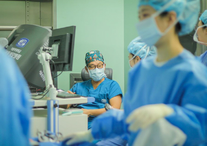 "대장암 단일공 로봇수술, 단일공 복강경 대비 출혈량·합병증 적어"