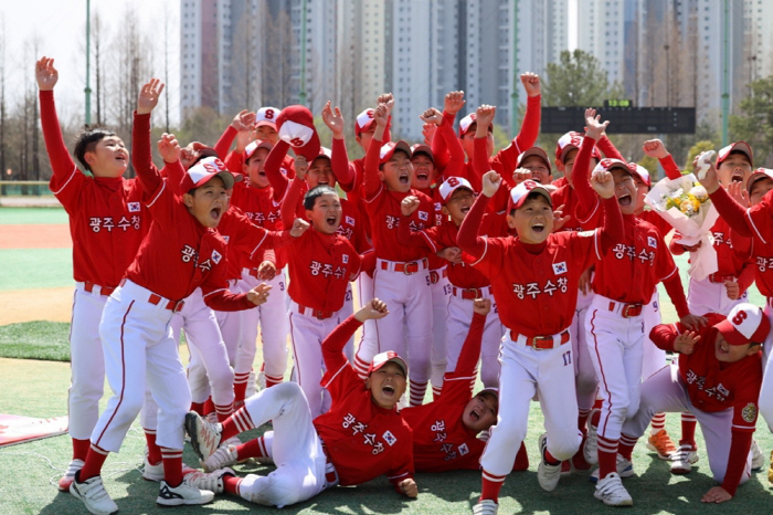 "아버지 닮아서 해결사" 레전드 타자 아들도 뛴다, 광주 수창초 2연속 …