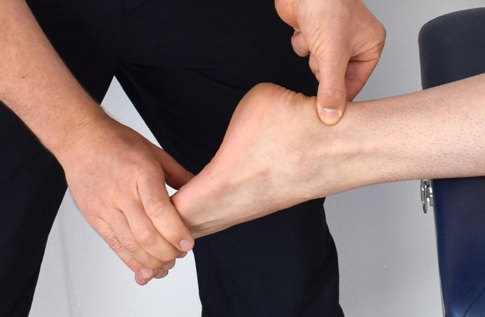 힘찬병원 류승열 진료원장 "발목 인대 손상, 무조건 수술 NO" 손상 후…