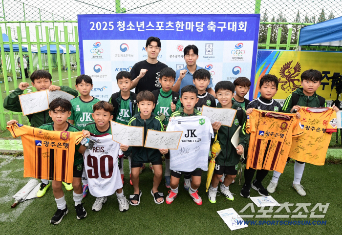 "즐거운 마음으로 시련을 이겨내면..." '광주FC 로컬보이' 문민서X안혁주,광주 청스한 꿈나무들에게 건넨 진심[달려라!靑運]