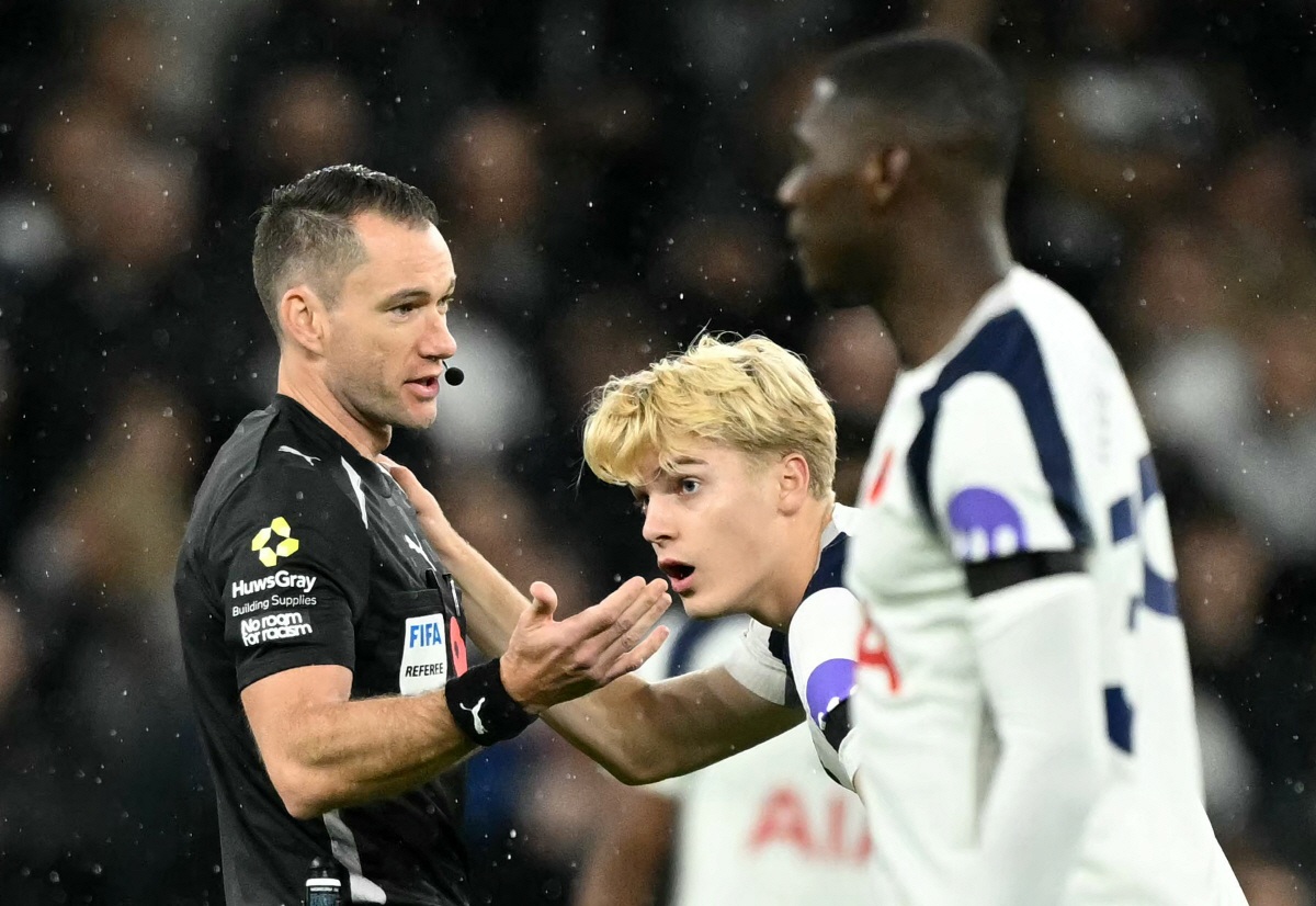 경기 중 머리 쿵! 휘청이며 쓰러져→대표팀서도 하차…뇌진탕 후유증 '백기…