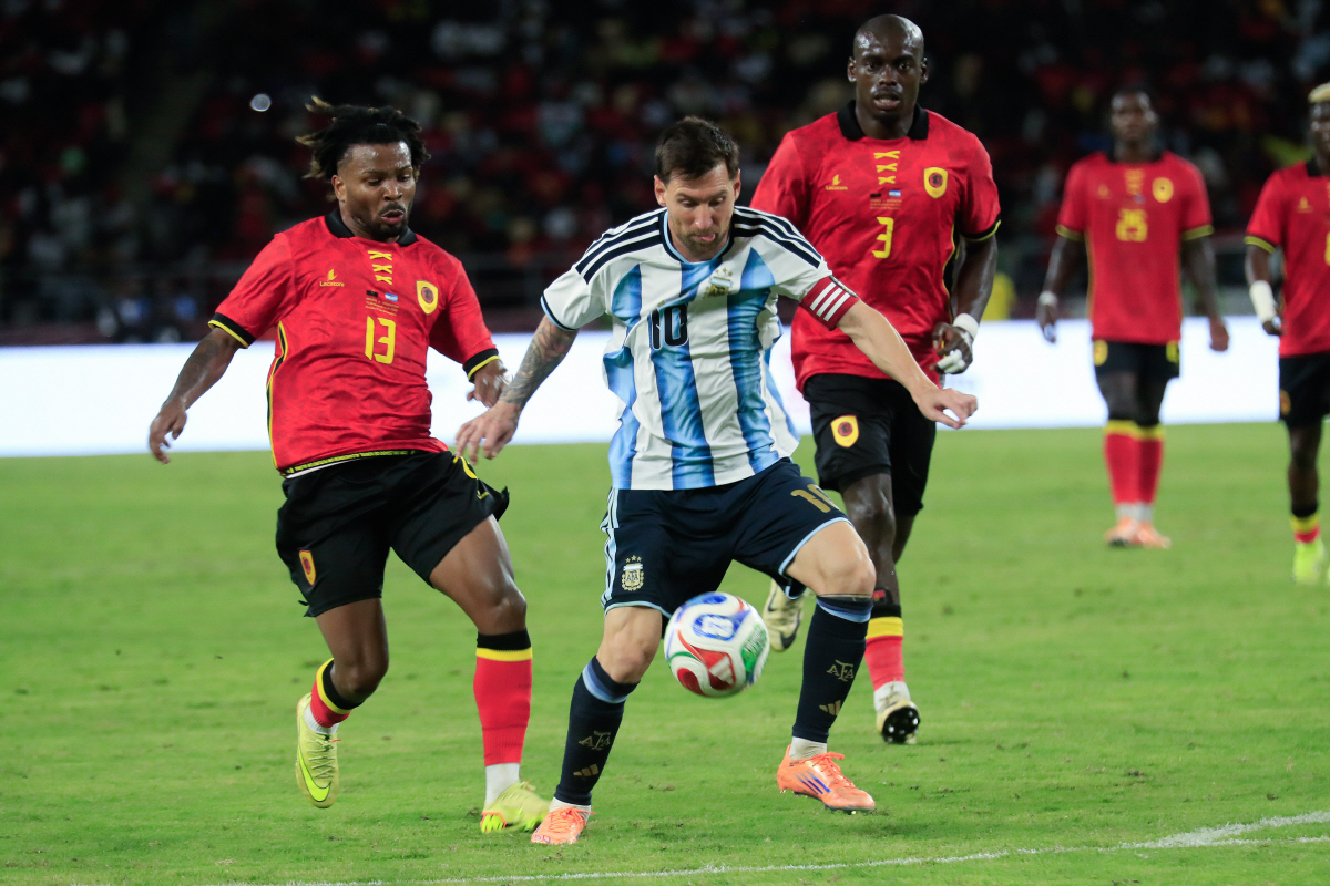 '호날두는 퇴장 당했는데' 메시는 앙골라 팬들 환호 속 1골-1도움 '원…