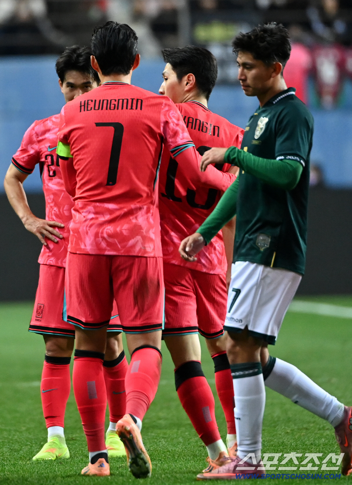 '볼리비아 집중 견제→아찔한 태클 해탈' 누구보다 잘하고 싶었던 이강인,…