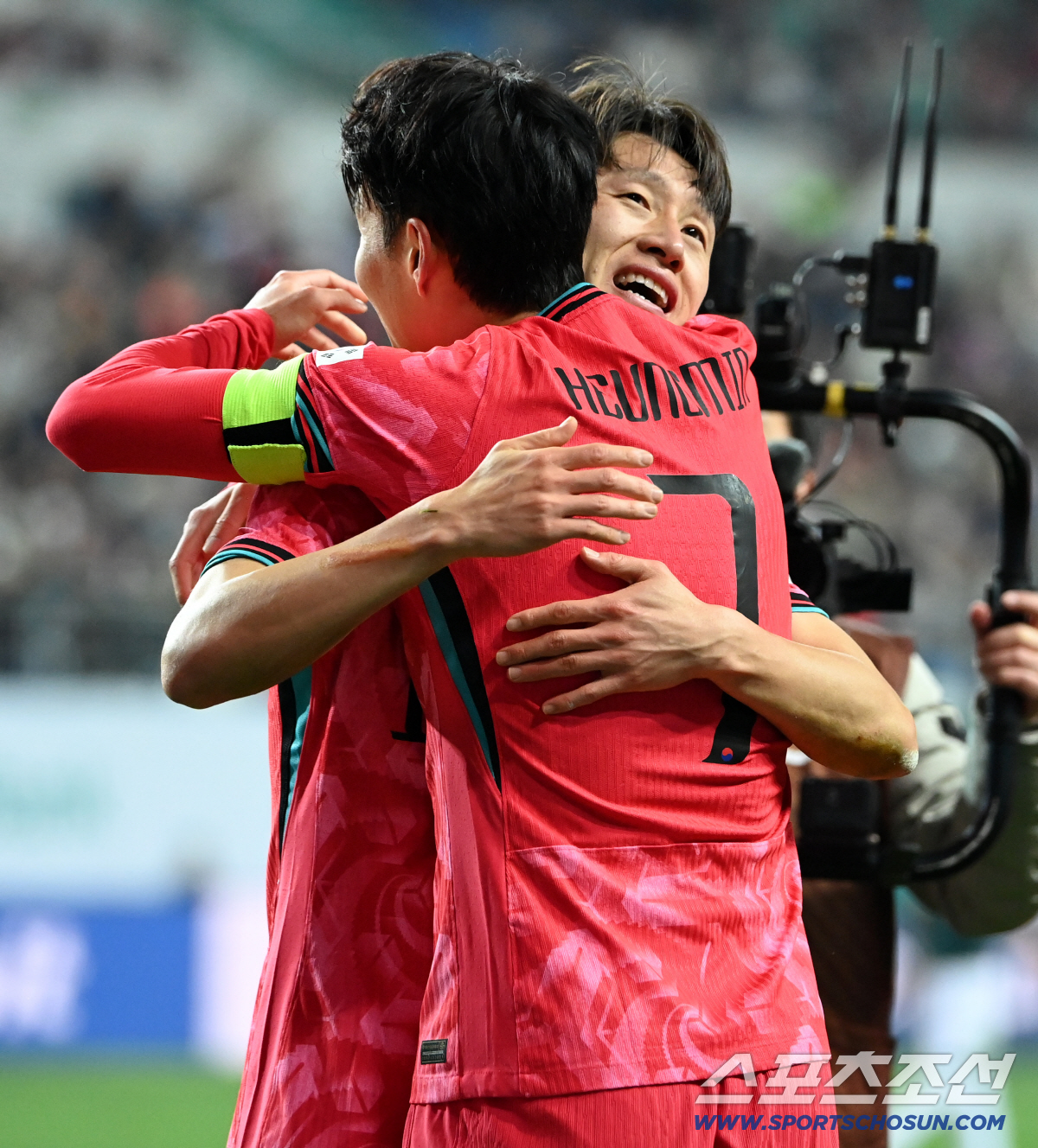 '이것이 캡틴의 품격' 손흥민은 환상 프리킥 골보다 이재성의 센추리클럽,…