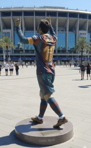 회장피셜! 'GOAT' 메시, 캄프 누에 동상 세워진다...단, 복귀는 불가