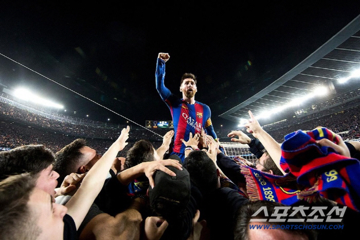 회장피셜! 'GOAT' 메시, 캄프 누에 동상 세워진다...단, 복귀는 …