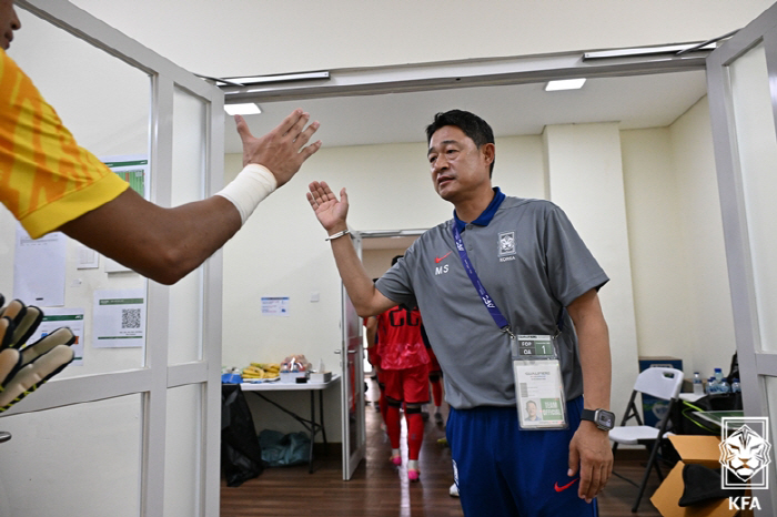 대참사! 이민성호, 베트남에 진 중국에 0-2 완패...힐킥 실점 '굴…