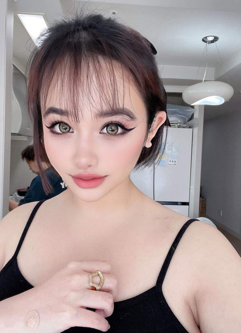 박봄, "건강 완전 괜찮다"더니..손등 반창고에 팬들 걱정+응원