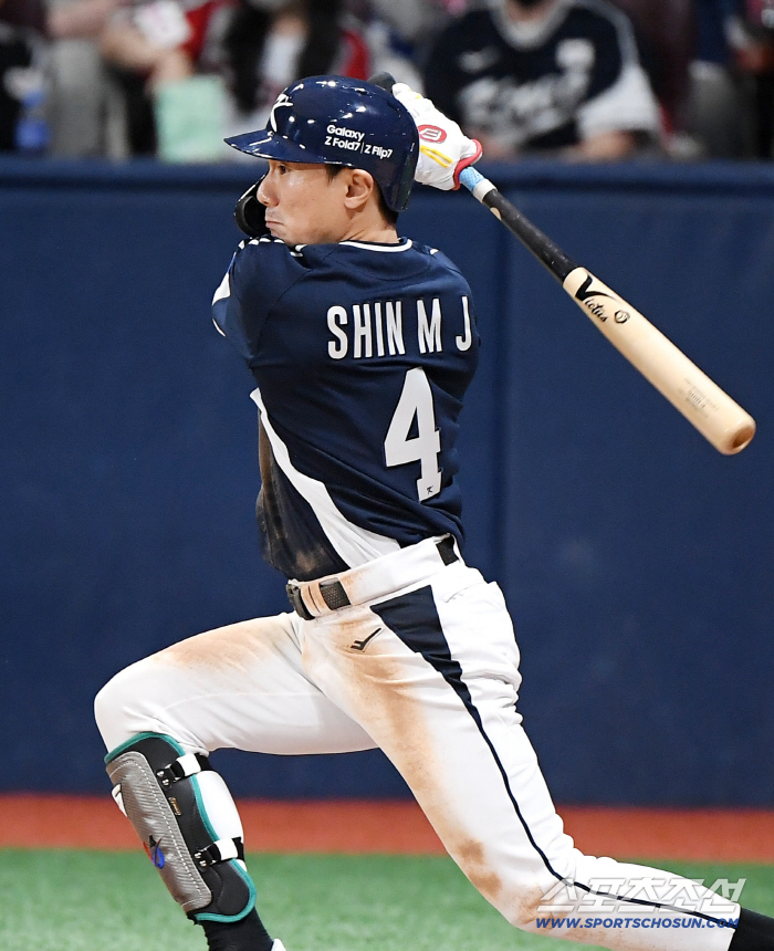 혼자 3안타. 일본 수비 흔든 2루타까지. 신민재 WBC 톱타자 예약