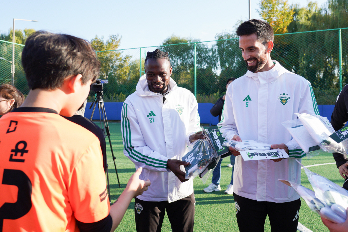 일일 축구강사 변신한 전북 감보아-츄마시, 다문화 어린이와 뜻깊은 시간