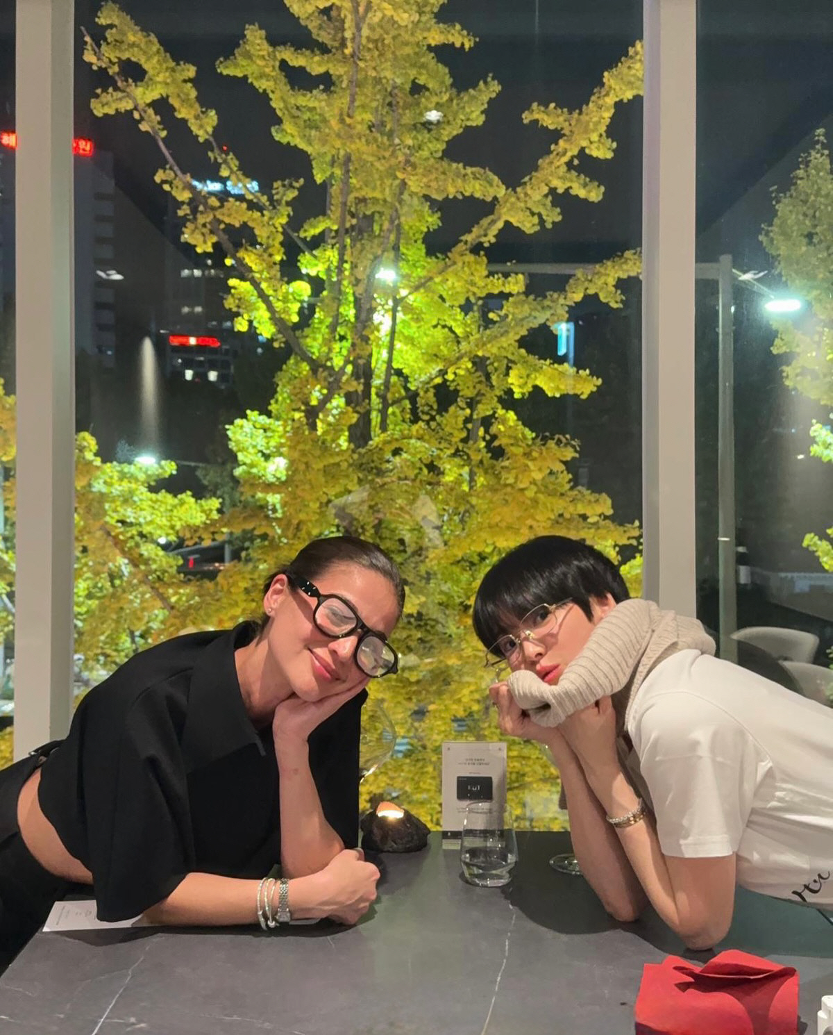 [SCin스타] 귀까지 과감하게 팠다..'보이시' 송혜교, 쇼트커트 업그…