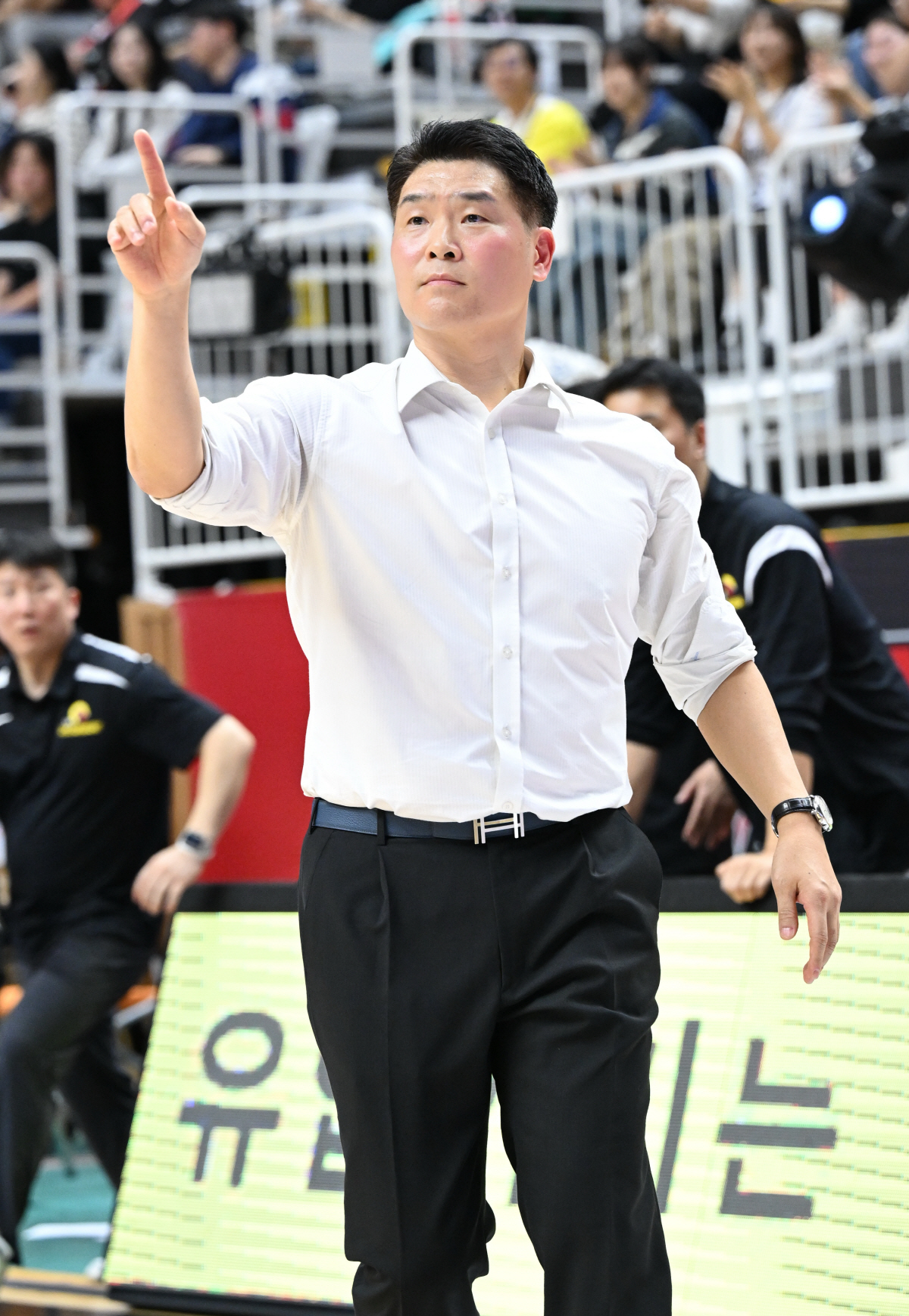 [현장인터뷰]유도훈 정관장 감독 "상대 양준석 수비 중요" vs 조상현 …