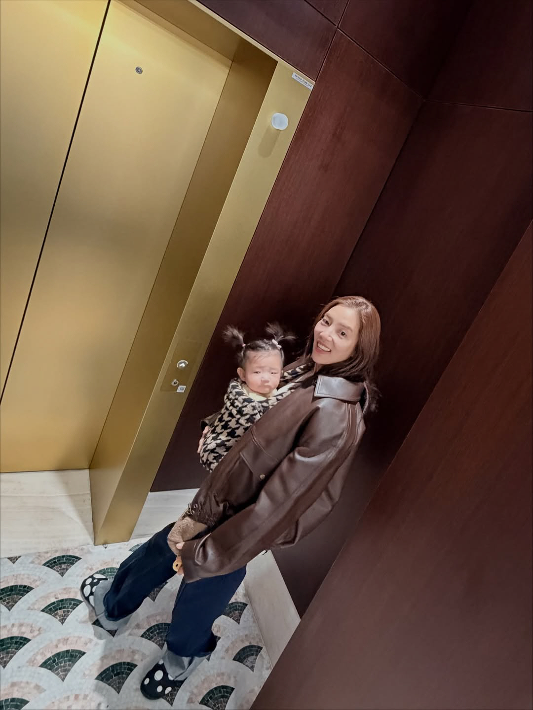 손담비, 주말 독박 육아도 행복한 7개월차 엄마...母에 폭 안긴 '아기…