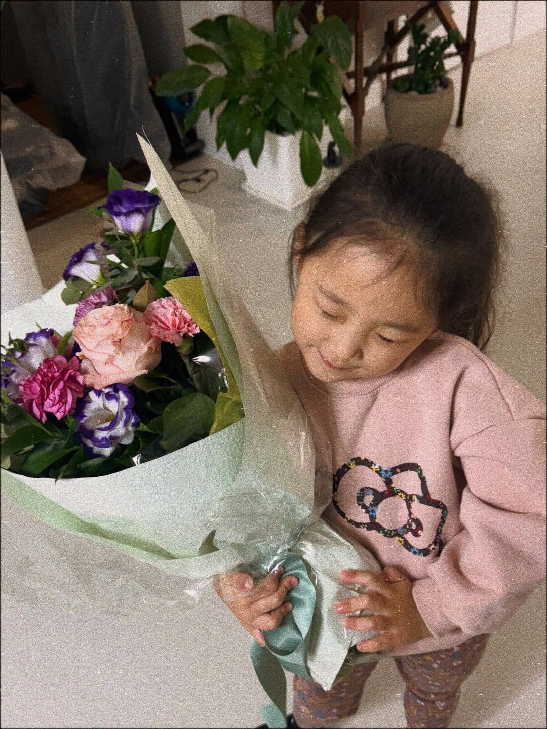 KCM, 13세·3세 딸 당당하게 첫 공개...머리 해주는 아빠 "미용사…