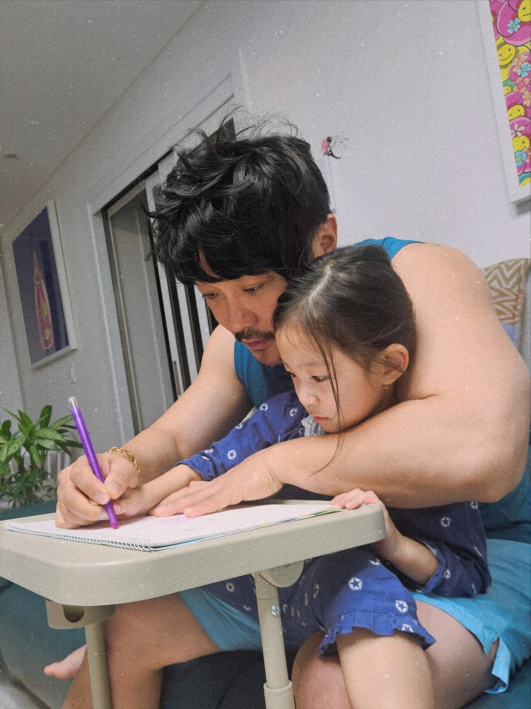 KCM, 13세·3세 딸 당당하게 첫 공개...머리 해주는 아빠 "미용사…