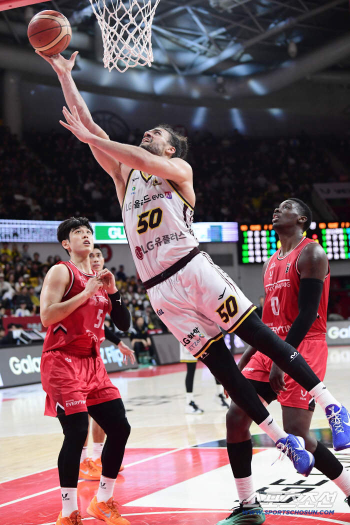 [현장리뷰]"광란의 3쿼터!" 칼 타마요→아셈 마레이 48득점 폭발…창원 LG 미쳤다, 정관장 78-70 잡고 '4연승+선두 질주'