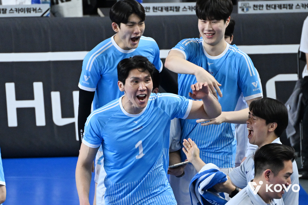 '사과하다 황당 범실' 진땀 5연승+1위 탈환, 정지석 미쳤다…대한항공,…