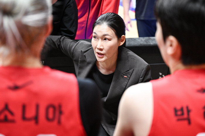 [현장인터뷰] 김정은 맹활약, 신인 이원정 후반 투입. BNK 박정은 감독의 평가 "김정은 연습할 때 모습 나왔다"