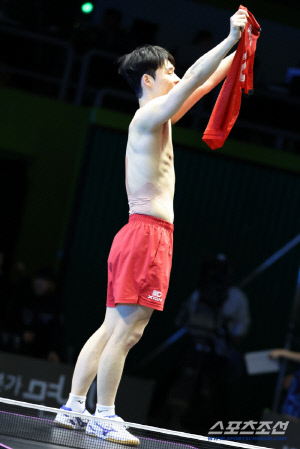 '상의탈의 팬서비스'장우진의 러브콜