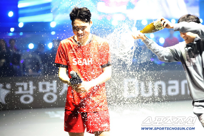 '상의탈의 팬서비스'장우진의 러브콜"프로탁구,부러우면 들어오라...자신감…