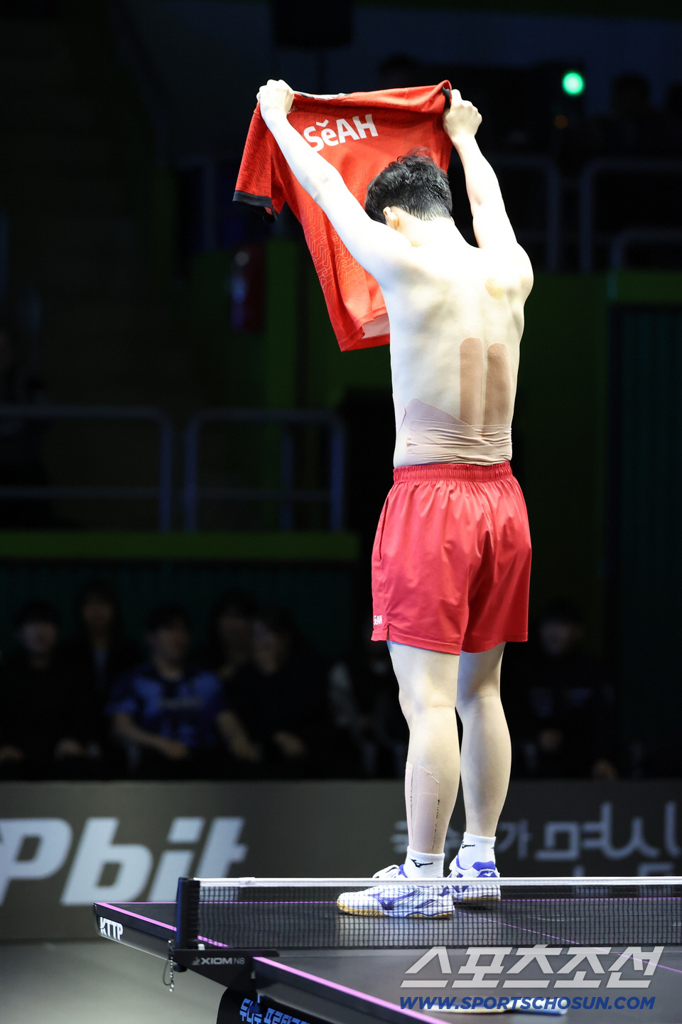 '상의탈의 팬서비스'장우진의 러브콜"프로탁구,부러우면 들어오라...자신감…