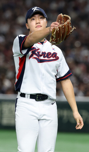 '와 한화' 국대 에이스 또 탄생, 19살 루키 日 제압 실화인가…괜히 ML 스카우트들 박수 친 게 아니다