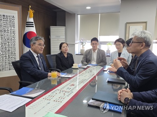 (서울=연합뉴스) 허민 국가유산청장이 22일 서울 중구 유네스코회관에서 윤병순 유네스코한국위원회 사무총장 직무대리 등 관계자들과 2026년 예정된 '제48차 세계유산위원회'의 성공적 개최를 위한 협력 방안에 대해 환담하고 있다. 2025.8.22 [국가유산청 제공. 재판매 및 DB 금지] photo@yna.co.kr