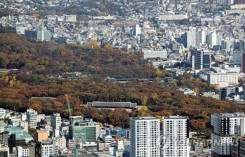 (서울=연합뉴스) 이진욱 기자 = 국가유산청이 유네스코 세계유산인 종묘 인근 세운4구역 재개발 사업에 문제를 제기한 데 대해 이 일대 토지주들이 "국가유산청이 재개발을 불가능하게 한다면 부당한 행정 행위에 대한 책임을 물어 손해배상·직권남용 등 민형사상의 책임을 물을 것"이라며 반발했다. 사진은 11일 서울 종묘 모습. 2025.11.11 cityboy@yna.co.kr
