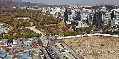 (서울=연합뉴스) 이진욱 기자 = 국가유산청이 유네스코 세계유산인 종묘 인근 세운4구역 재개발 사업에 문제를 제기한 데 대해 이 일대 토지주들이 "국가유산청이 재개발을 불가능하게 한다면 부당한 행정 행위에 대한 책임을 물어 손해배상·직권남용 등 민형사상의 책임을 물을 것"이라며 반발했다. 사진은 11일 서울 종묘와 세운4구역 모습. 2025.11.11 cityboy@yna.co.kr
