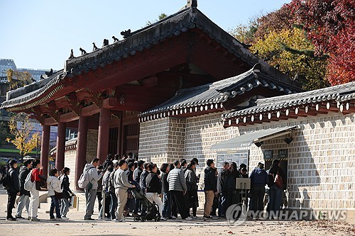 (서울=연합뉴스) 류영석 기자 = 주말인 16일 서울 종묘를 찾은 시민들이 입장표를 구매하기 위해 줄을 서 있다. 지난 13일 국가유산청에 따르면 문화유산위원회 산하 세계유산 분과는 이날 서울 종로구 국립고궁박물관에서 '종묘 세계유산지구 신규 지정 심의' 안건을 심의해 가결했다. 2025.11.16 ondol@yna.co.kr