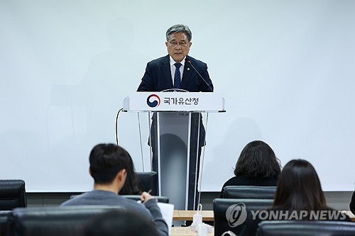 (서울=연합뉴스) 류효림 기자 = 허민 국가유산청장이 17일 서울 종로구 국립고궁박물관에서 열린 국가유산청, 종묘 앞 세운재정비촉진계획 관련 입장 발표 기자간담회에서 발언하고 있다. 2025.11.17 ryousanta@yna.co.kr